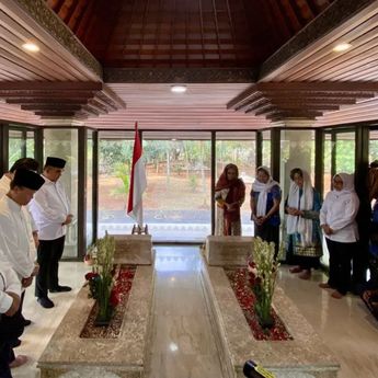 Sambut HUT Ke-81 RI, Pimpinan MPR Ziarah ke Makam Bung Hatta