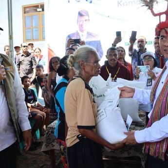 Kepala Bapanas dan Dirut BULOG Turun Langsung ke Alor Serahkan Bantuan Pangan Perdana