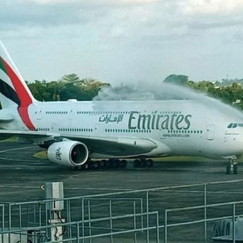 Momen Pesawat Terbesar di Dunia Bawa Rombongan AC Milan dan Chelsea Mendarat di Bandara Soetta