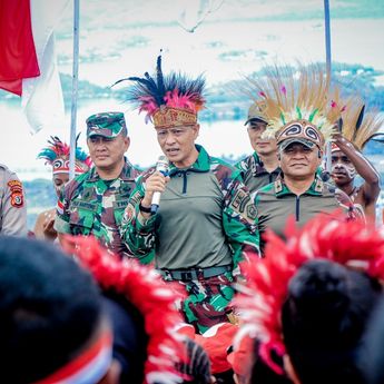 Bendera Merah Putih Terbesar Berkibar di Puncak Gunung Cycloop, TNI Tegaskan Pesan Persatuan dari Papua