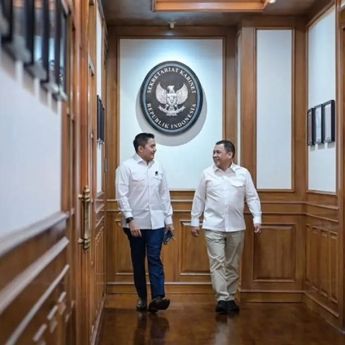 Seskab Teddy Bahas Investasi dan Hilirisasi Bersama Haji Isam