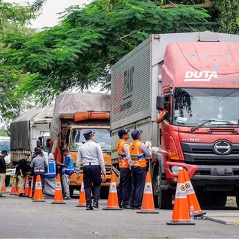 460 Ribu Kendaraan Angkutan Barang Masih Tak Taat Aturan