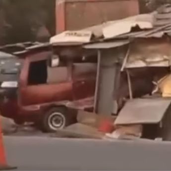 VIDEO: Dua Minibus Hantam Warung Warga Sampai Hancur