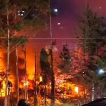 Kantor Bupati dan DPRD Puncak Papua Dibakar Massa