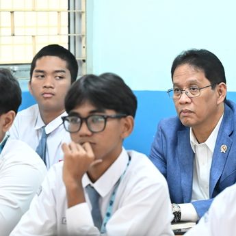 Purbaya Ikut Belajar 30 Menit, Sebut Interactive Flat Panel Efektif Bantu Proses Pembelajaran