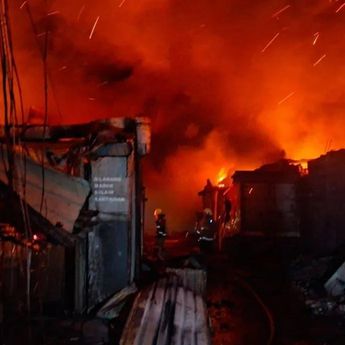 Kebakaran Hebat di Pabrik Bingkai di Duren Sawit, Baru Padam 3 Jam