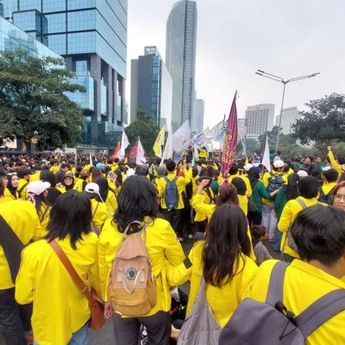 Mahasiswa Bertahan di Depan UOB, Akses Menuju HI Dibatasi Aparat