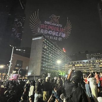 Drone Show Gambarkan Perjalanan Indonesia di Langit Bundaran HI