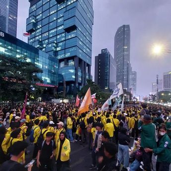 Mahasiswa Bubarkan Diri Usai Demo di Jakarta Pusat