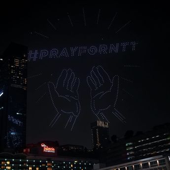 1.500 Drone di Langit Bundaran HI Jakarta Bawa Pesan Doa untuk Korban Gempa NTT