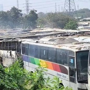 9 Armada Damkar Bekasi Padamkan Kebakaran yang Hanguskan 50 Bus