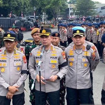Polisi Amankan 21 Orang Bawa Flare hingga Petasan