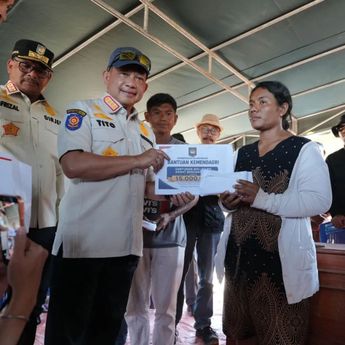 Mendagri Tito Serahkan Bantuan Korban Gempa di Waekokak NTT