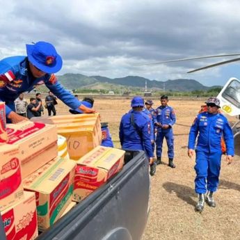 Polri Salurkan Bantuan Logistik Korban Gempa NTT Lewat Jalur Udara