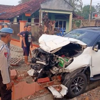 Mobil Fortuner Anggota DPRD Lampung Hancur Usai Hantam Pagar Rumah Warga