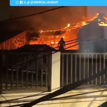 VIDEO: Kebakaran Hantam Rumah Mewah di Joglo