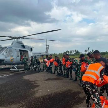 Helikopter TNI AL Distribusikan 400 Kg Bantuan Pangan ke Wilayah Gempa NTT