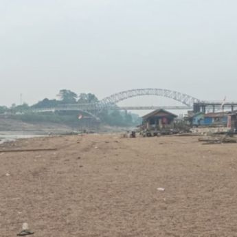 Sungai Barito Mengering, Hamparan Pasir Muncul di Tengah Aliran