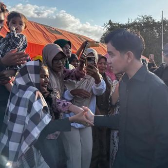 Temui Pengungsi di NTT, Gibran Sampaikan Permohonan Maaf