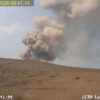 Gunung Anak Krakatau Kembali Erupsi, Abu Vulkanik Membubung 250 Meter