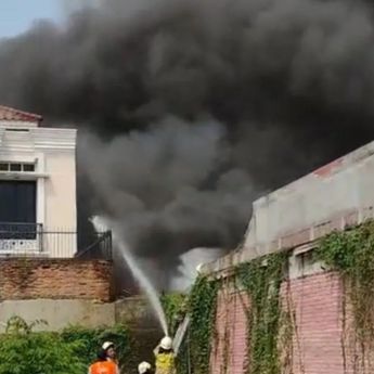 90 Personel Dikerahkan Padamkan Kebakaran yang Hanguskan 40 Bangunan di Duren Sawit