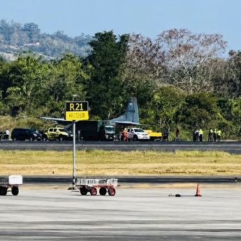 Pesawat Cassa TNI AL yang Tergelincir di Bandara Hasanuddin Berhasil Dievakuasi