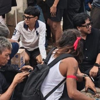 Ferry Irwandi Datangi Botok Cs Depan Gedung DPR, Dukung Demo 27 Agustus