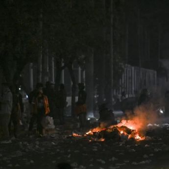 5 Truk yang Dibakar di Kemanggisan Dievakuasi Polisi