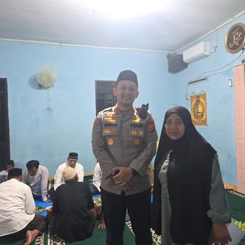 Kapolres Bogor Beri Uang Saku Umroh di Kampung Pisang
