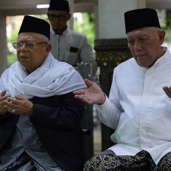 Didampingi Gus Kikin, Eks Wapres Ma'ruf Amin Ziarah ke Makam KH Hasyim Asy&rsquo;ari