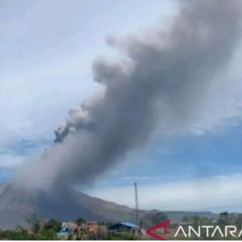 Gunung Sinabung Erupsi Kolom Abu Menjulang 3.500 Meter