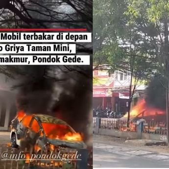 VIDEO: Mobil Terbakar di Area Ruko Taman Mini Jadi Tontonan Warga