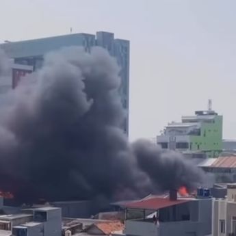 VIDEO: Kepulan Asap Kebakaran Hantam Rumah Warga di Batuceper