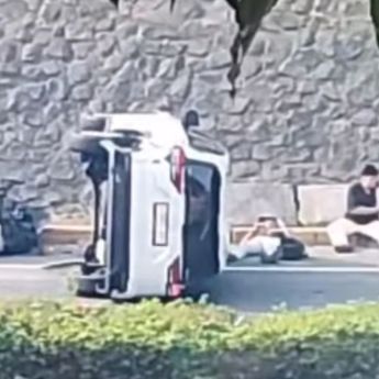 Mobil Terguling di Tol JORR Jatiwarna KM 37 Kota Bekasi