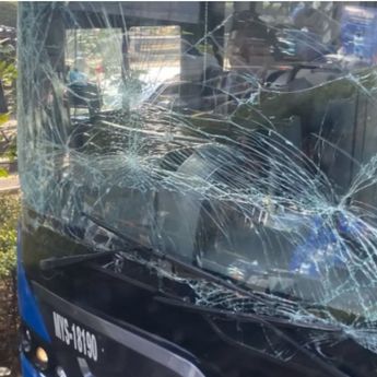 VIDEO: Dua Bus Transjakarta Ringsek Usai Tabrakan di Gatot Subroto