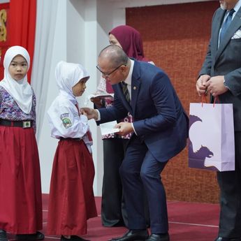 Menteri P2MI Mukhtarudin Tegaskan Negara Hadir untuk Anak Pekerja Migran di Malaysia