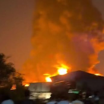 Api Melalap Sejumlah Lapak di Srengseng, Jakarta Barat