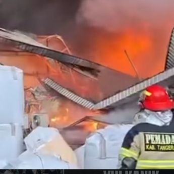 Pabrik Plastik di Balaraja Ludes Terbakar