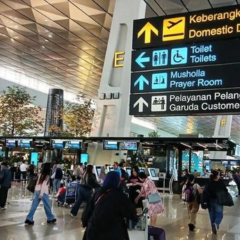 Gunung Anak Krakatau Erupsi, 33 Penerbangan di Bandara Soetta Terdampak