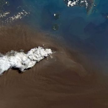 Penampakan Abu Vulkanik Gunung Anak Krakatau Erupsi
