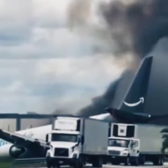 Pesawat Kargo Amazon Tergelincir dan Tabrak Mobil di Bandara Miami, 5 Orang Tewas