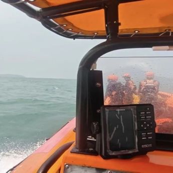 Tim SAR Sisir Selat Sunda Cari 5 Jurnalis dan 3 Kru Kapal