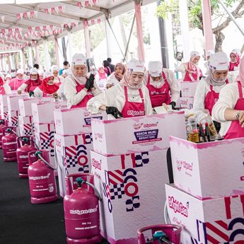 Masak Serentak di Delapan Kota, Pertamina Patra Niaga Bagikan 8.100 Porsi Makanan