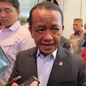Bahlil Ungkap Penyebab Antrean Panjang SPBU di Makassar