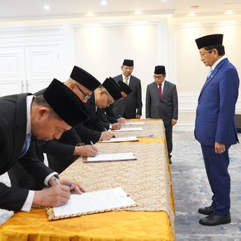 Menag Nasaruddin Lantik Basnang Said sebagai Dirjen Pesantren Pertama