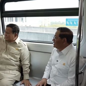 Momen Prabowo Jajal LRT Kelapa Gading-Manggarai