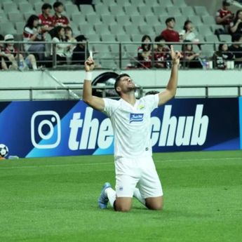 Sempat Dibawa Keluar Lapangan, Julio Cesar Redakan Kekhawatiran Pendukung Persib
