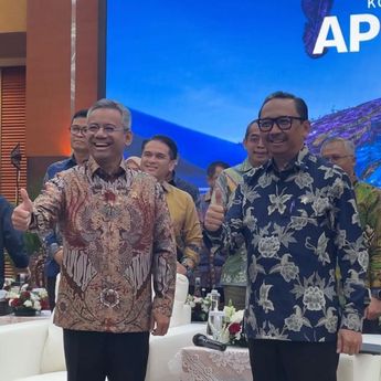 Perdana Pimpin Konpers APBN Kita, Menkeu Suahasil Pamer Gaya Jempol