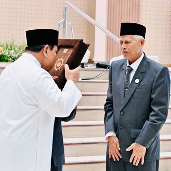 Prabowo Terima Mushaf Al-Qur&rsquo;an Gontor dan Buku &ldquo;Gontor untuk Indonesia&rdquo;