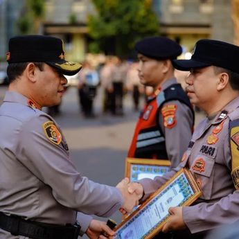 Kapolda Metro Jaya Beri Penghargaan kepada Tiga Polisi yang Bantu Warga
